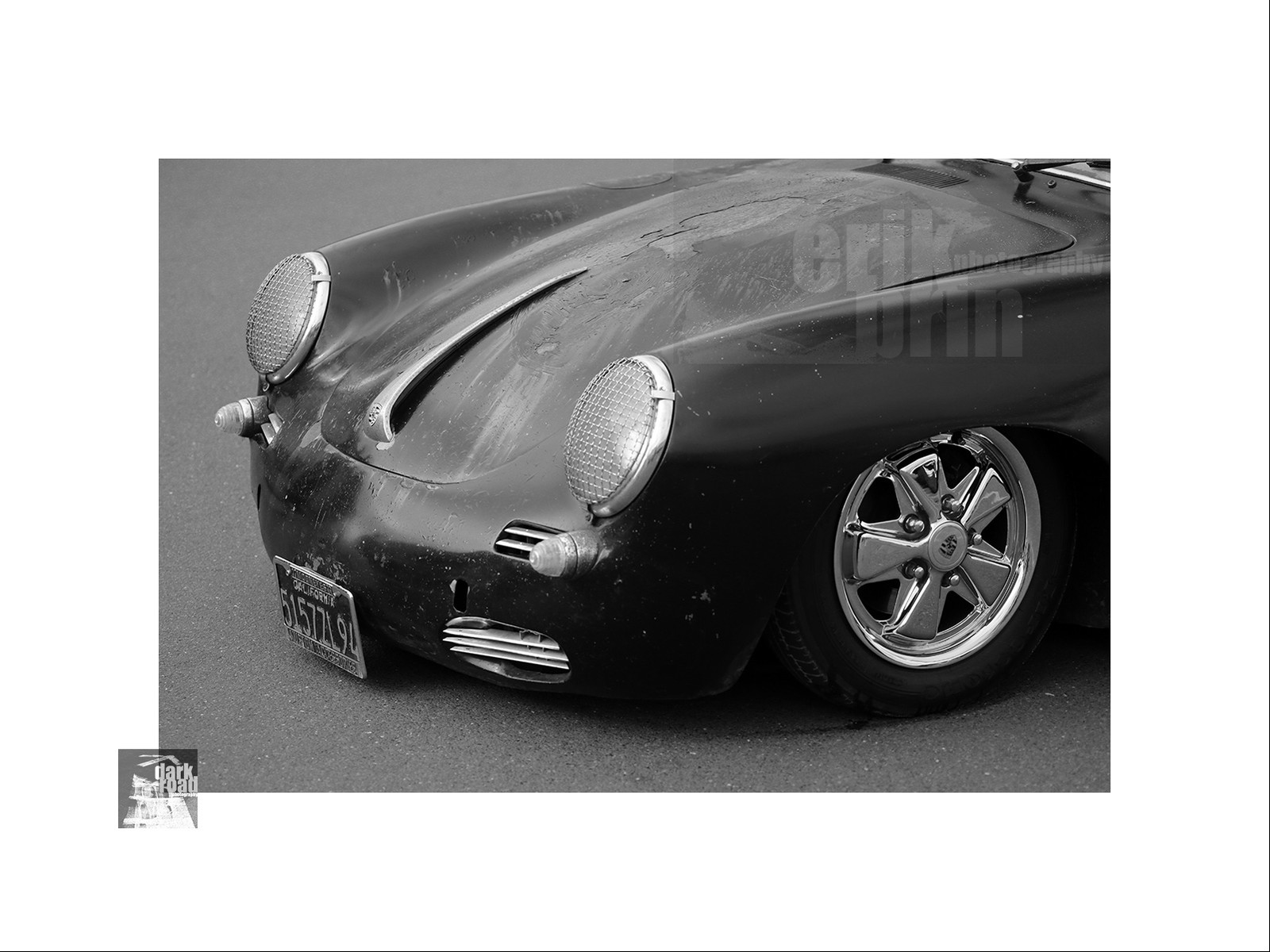 Voitures anciennes en noir et blanc