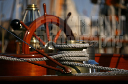 ref-20840-vieux-greement-winch-pont-de-bateau-mer-photo-de-bateau.jpg