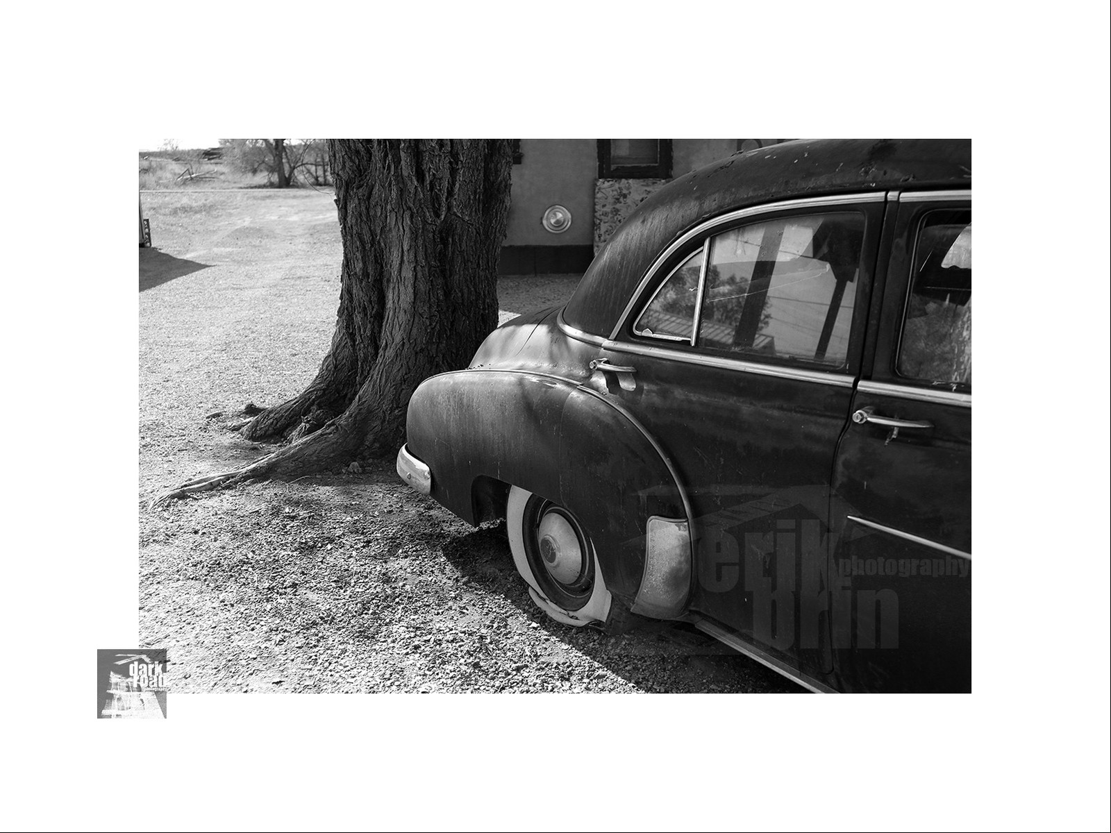 Voitures anciennes en noir et blanc