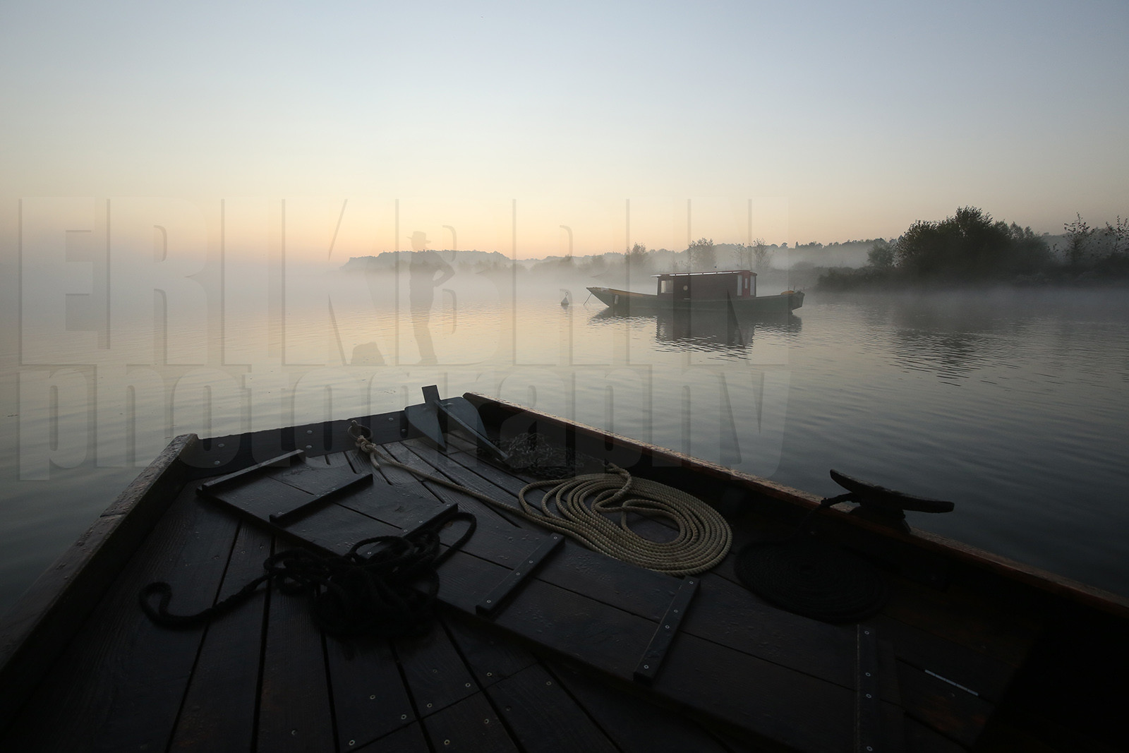 ref-1010-lo17-la-loire-photos-de-la-loire-brume-brouillard-paysage-bords-de-loire.jpg
