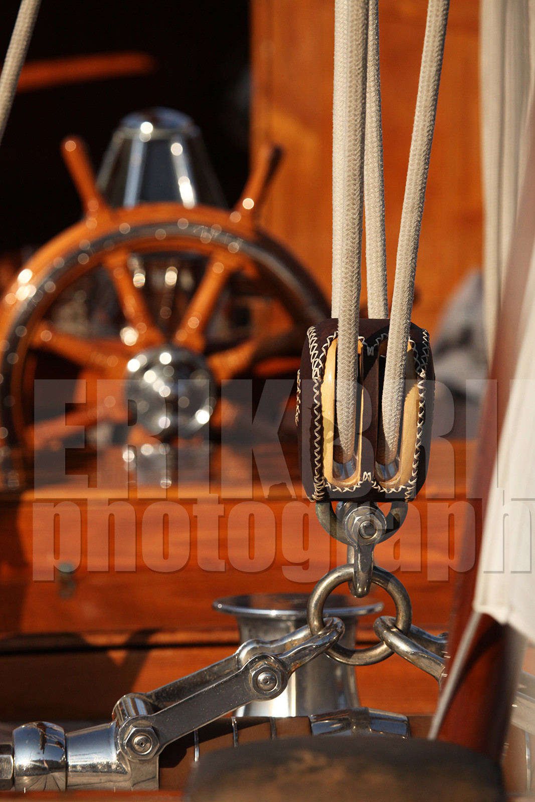 ref-20030-greement-poulie-pont-de-bateau-vieux-greement-mer.jpg