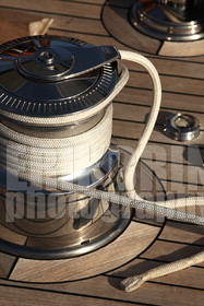 ref-20490-pont-de-bateau-winch-bateau-de-course-accastillage-photo-de-bateau.jpg