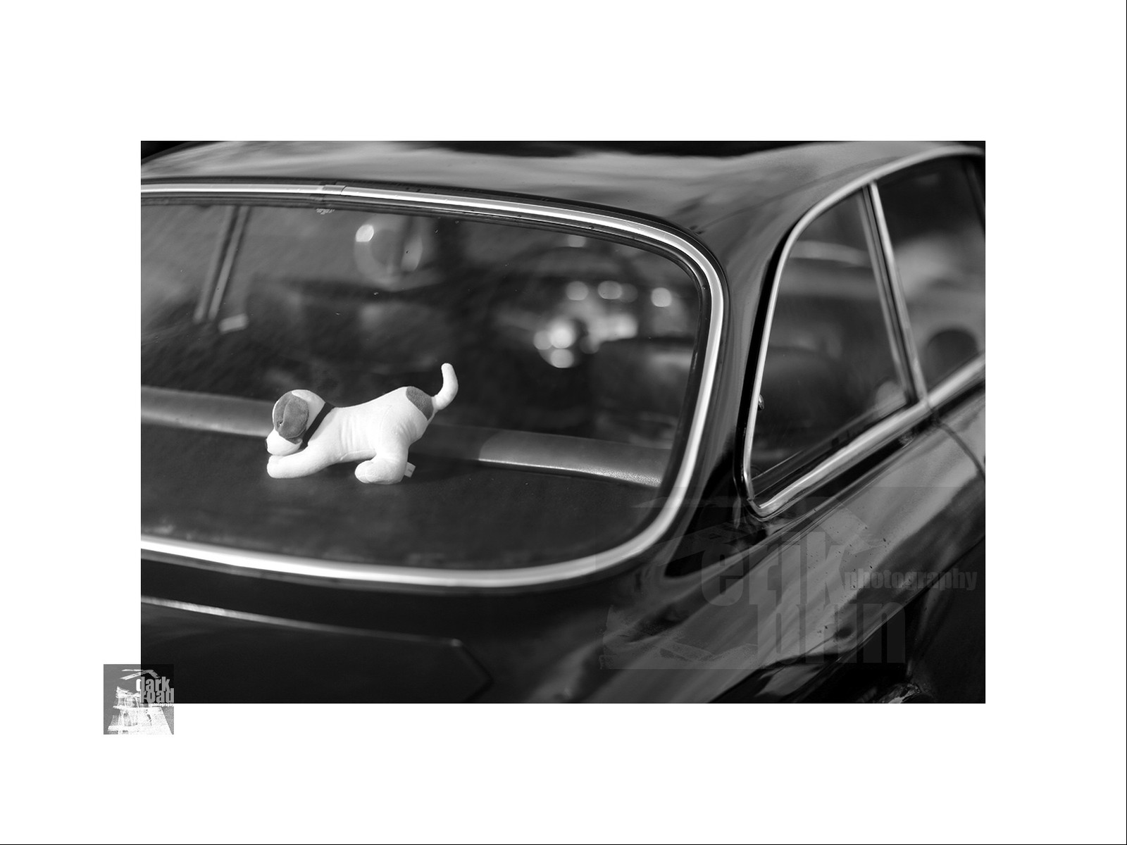 Voitures anciennes en noir et blanc