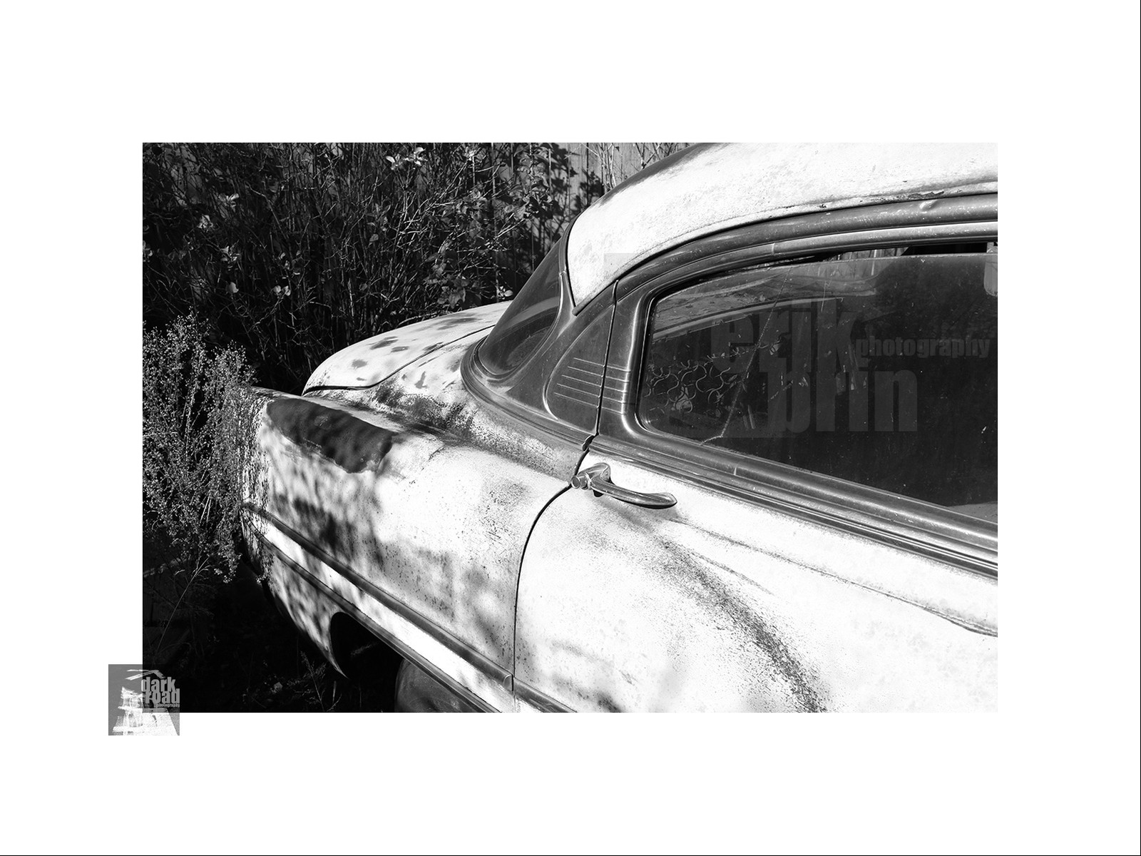 Voitures anciennes en noir et blanc