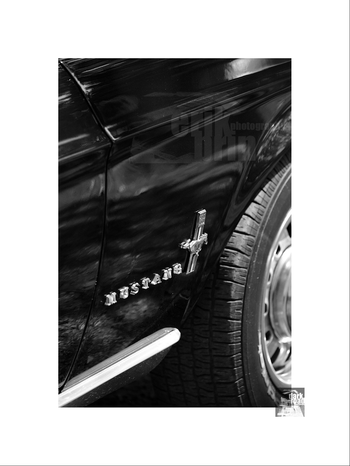 Voitures anciennes en noir et blanc