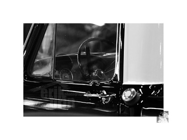 Voitures anciennes en noir et blanc