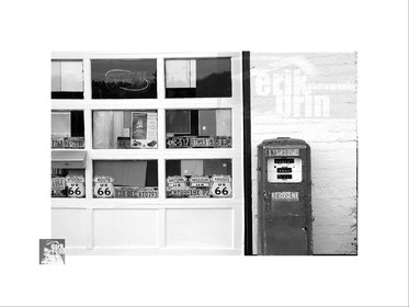 Voitures anciennes en noir et blanc