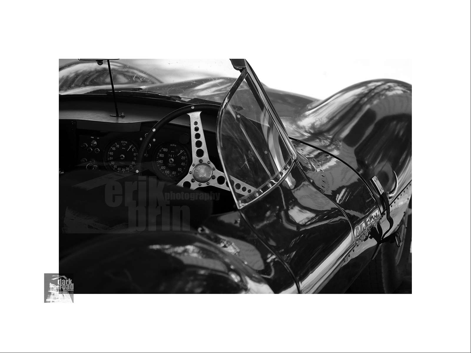 Voitures anciennes en noir et blanc