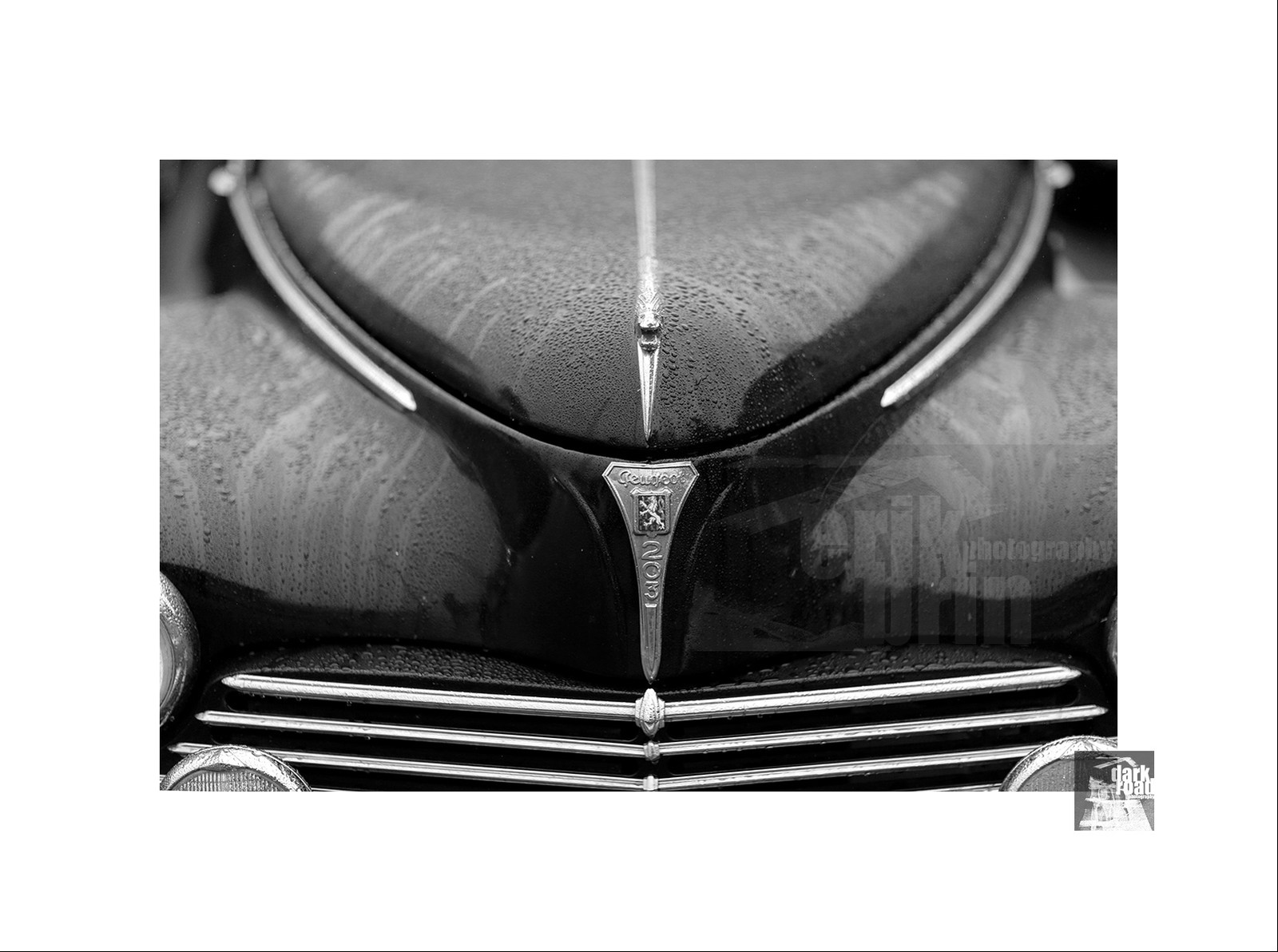 Voitures anciennes en noir et blanc