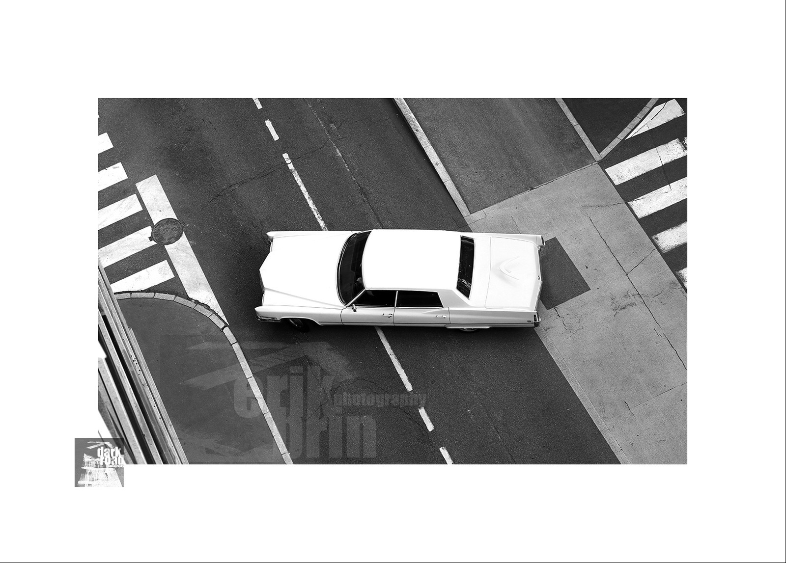 Voitures anciennes en noir et blanc