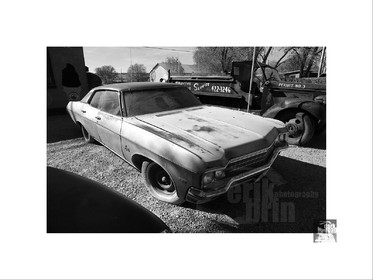 Voitures anciennes en noir et blanc